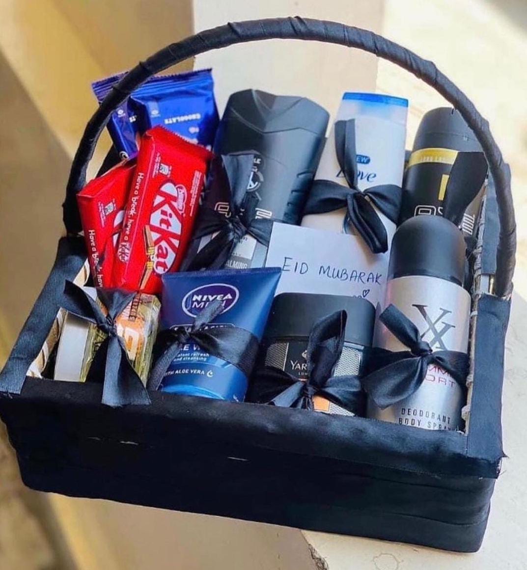 Birthday /Eid basket/ snakcks basket/valentines day basket/Mothers day /Father day basket